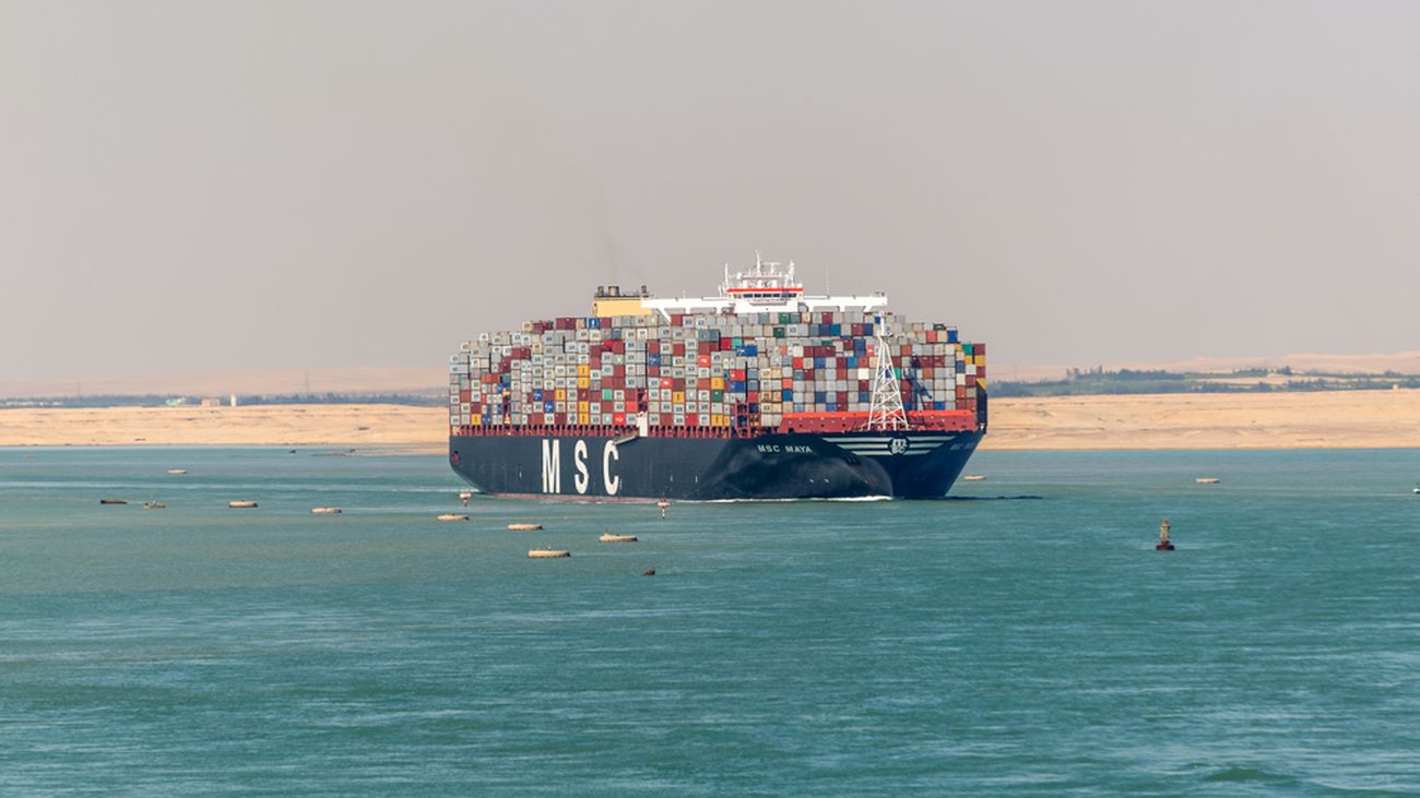 Suez,,Egypt,-,November,5,,2017:,Large,Container,Vessel,Ship